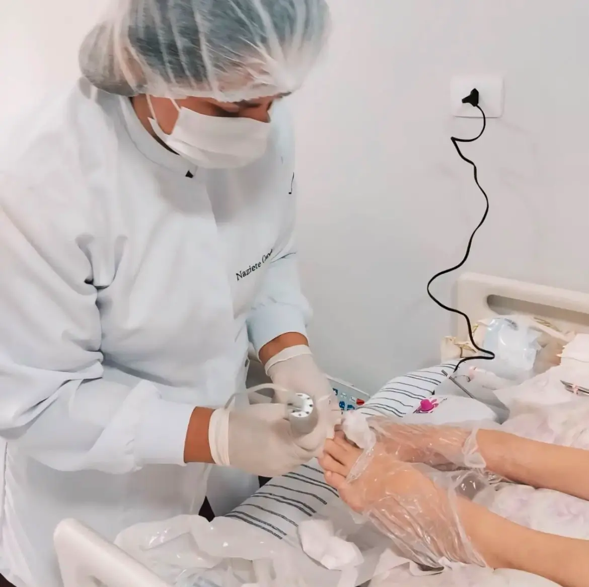 Naziete tratando paciente com equipamento