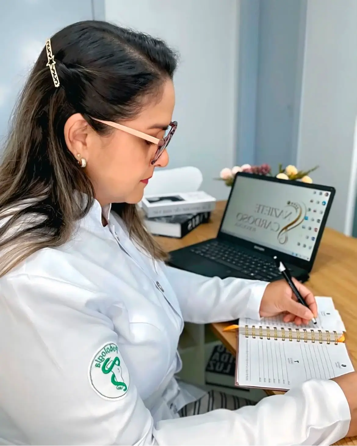 Podóloga Naziete Cardoso no consultório